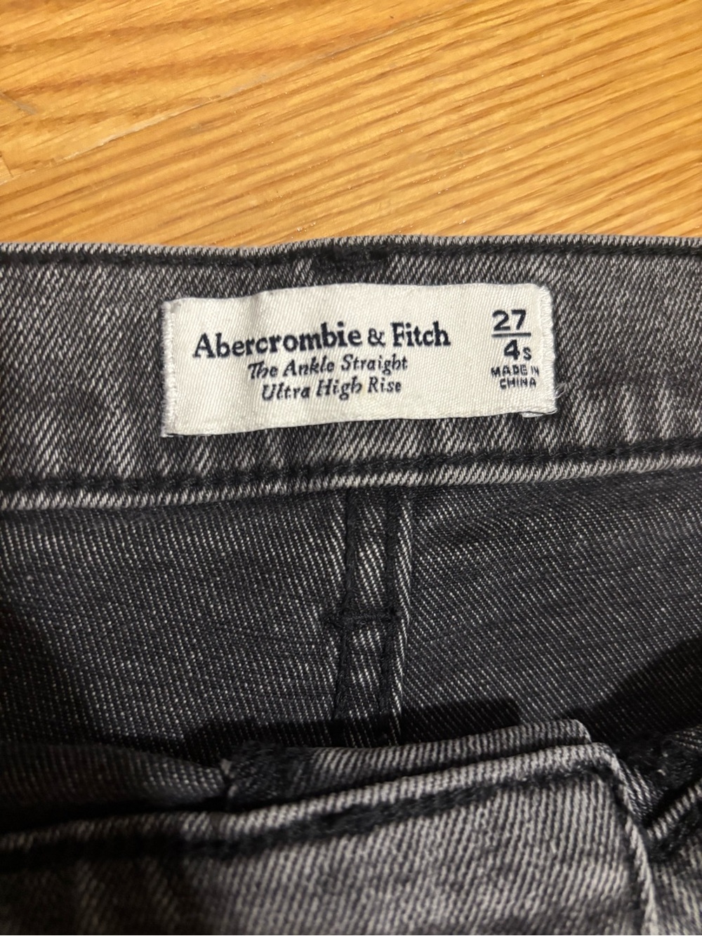 Abercrombie & Fitch Women’s Ultra High Rise Ankle Straight Jeans Gray 27 4 short